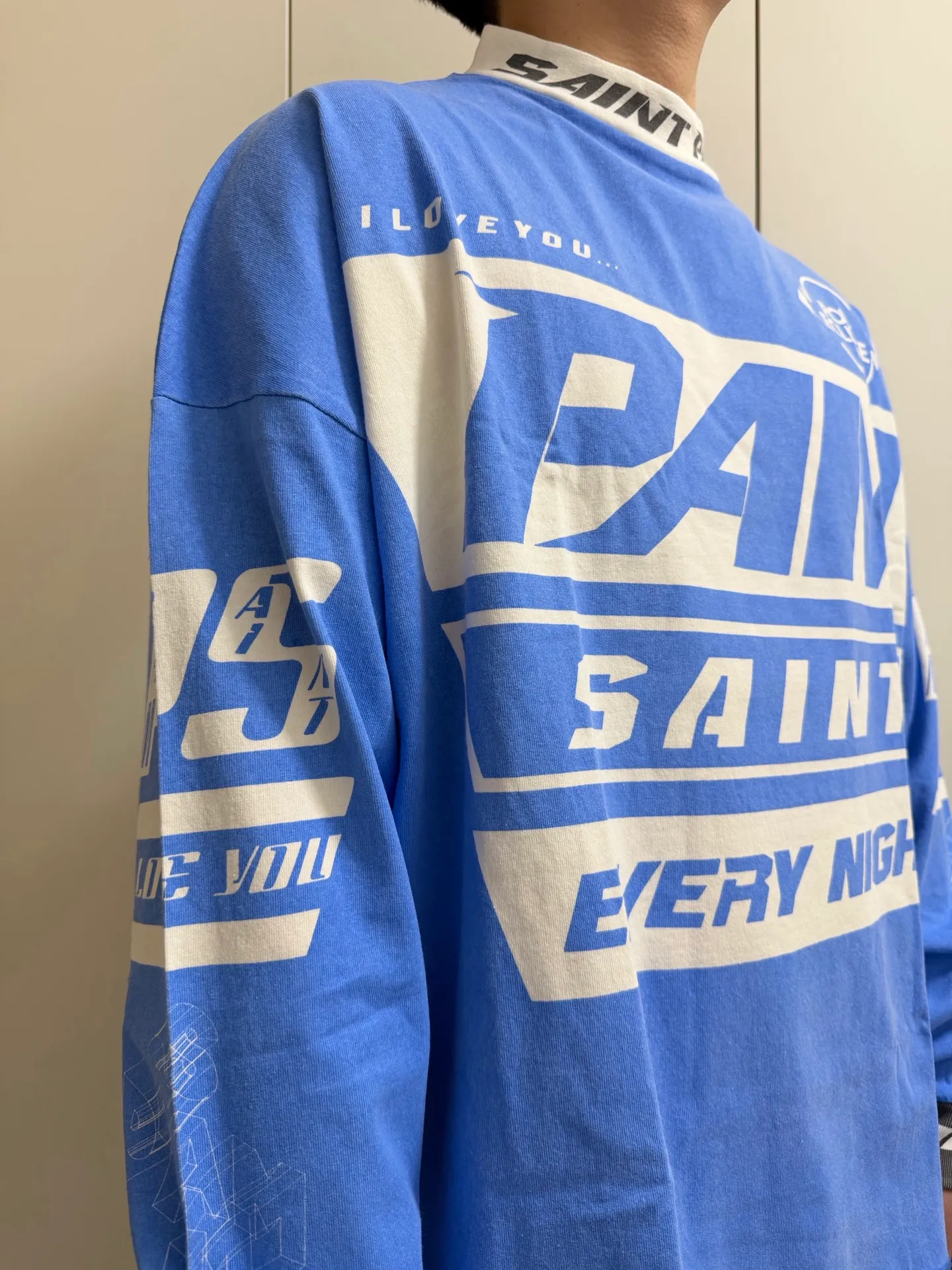 SAINT Mxxxxx Make the printing look distressed and white. Correct accessories. Customized co-branded model with P.A.M. wash mark.